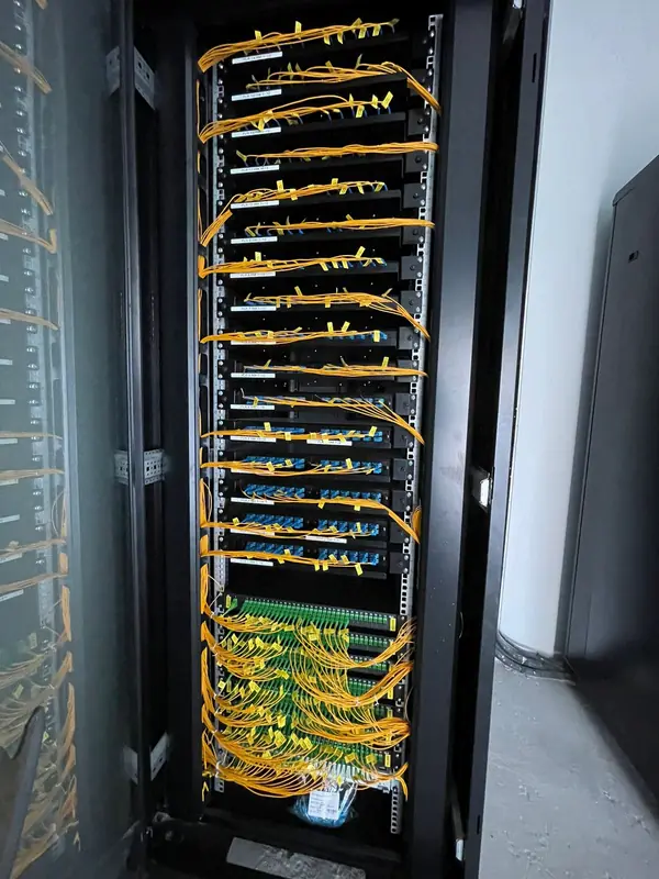 Fibre distribution rack with routed yellow fibre