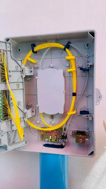 Open fibre distribution box with routed yellow fibre